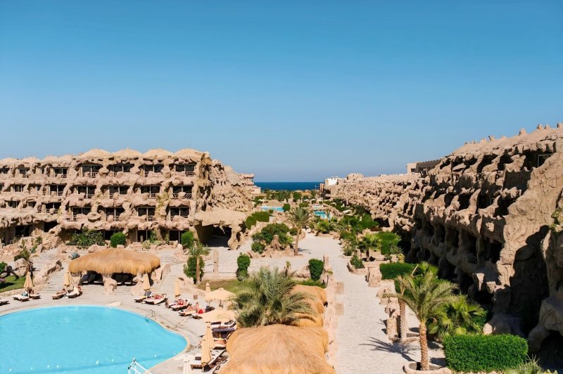 Hurghada utazás Caves Beach Resort