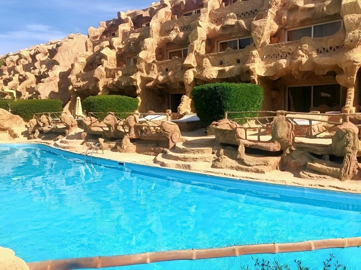 Hurghada utazás Caves Beach Resort