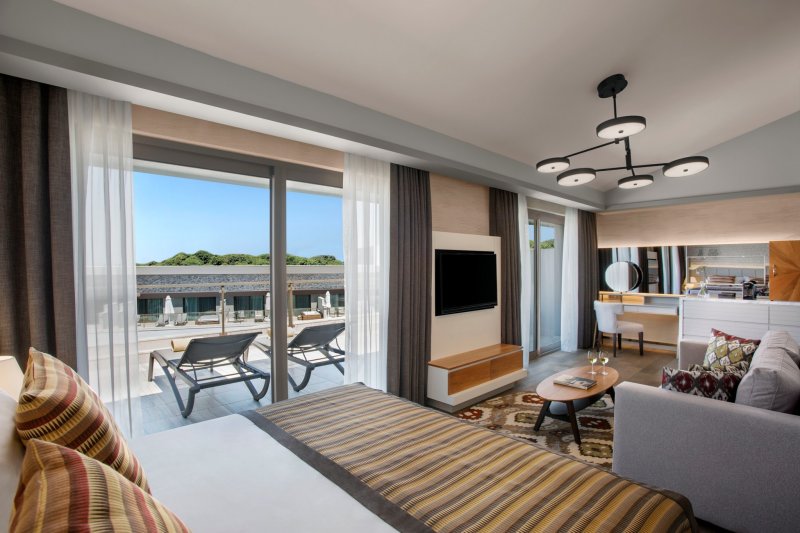 Acanthus & Cennet Barut Collection Side