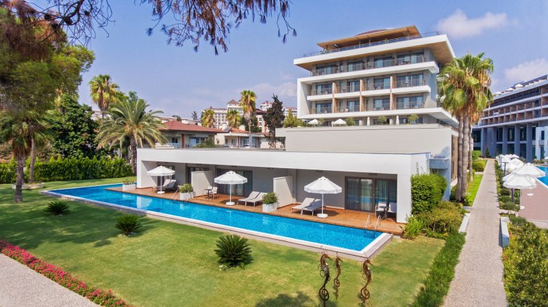 Acanthus & Cennet Barut Collection Side