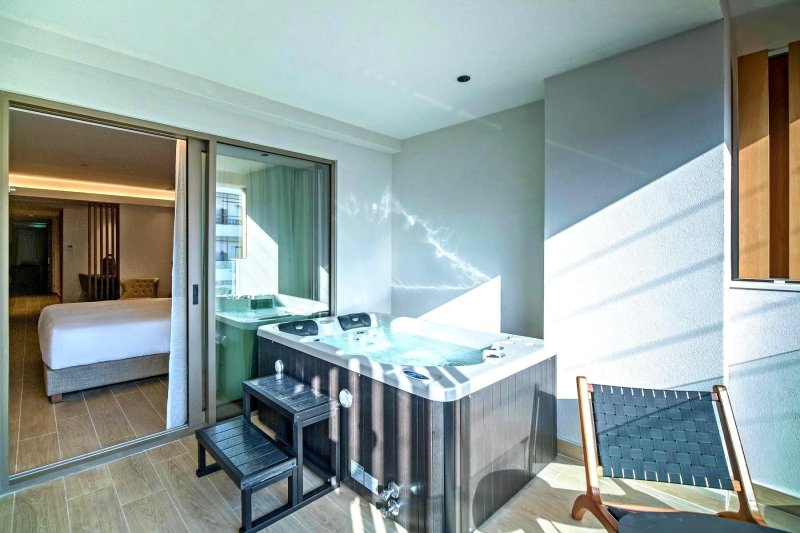 Urban Chic szoba kültéri pezsgőfürdővel