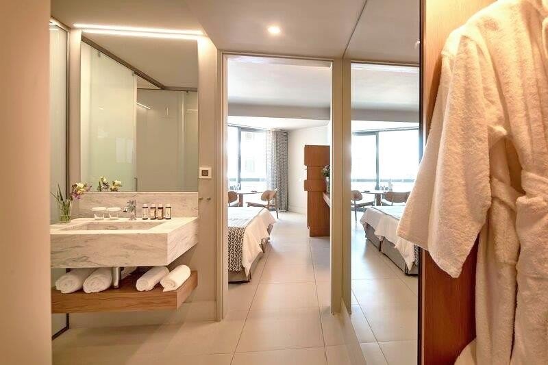 Kétágyas standard szoba tengerre néző kilátással, fürdőszobával