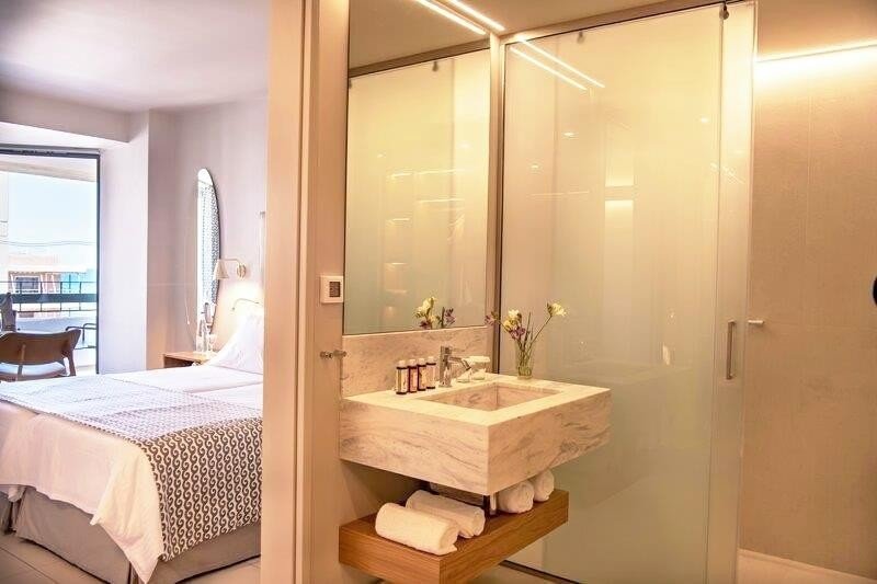 Kétágyas standard szoba tengerre néző kilátással, fürdőszobával