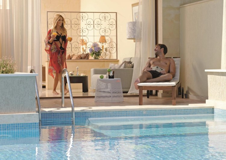 Szoba közös medencével