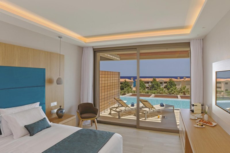 Deluxe szoba kétszemélyes ággyal és közös medencével