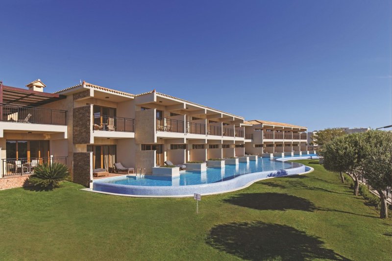 Junior lakosztályok közös medencével