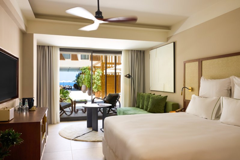 Átriumos szoba kétszemélyes ággyal, kilátással a kertre