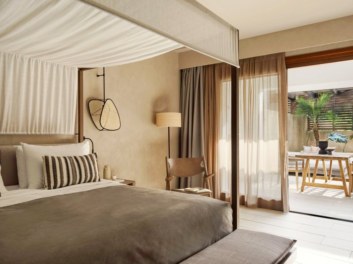 Trópusi bungaló, nyitott terű lakosztály kültéri jakuzzival és hálószobával