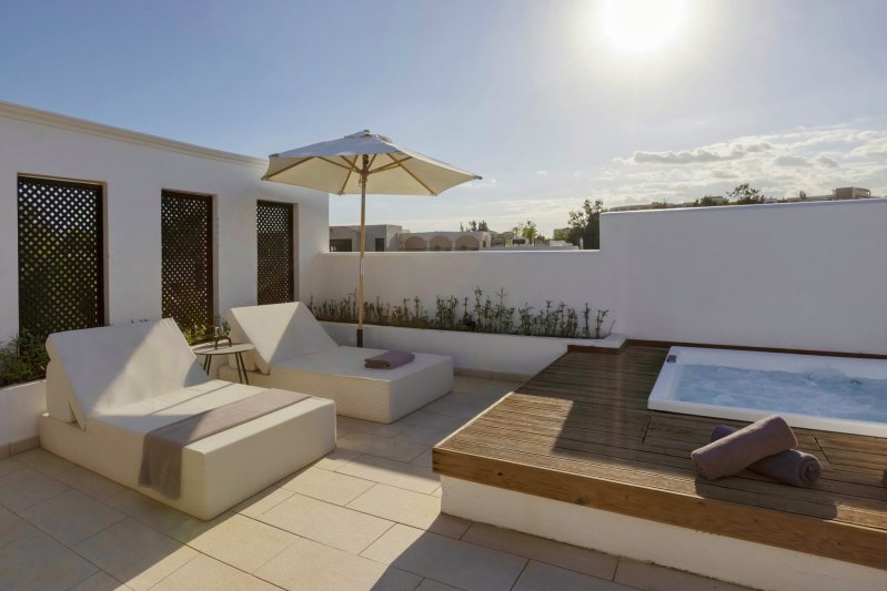 Trópusi bungaló, nyitott terű lakosztály kültéri jakuzzival