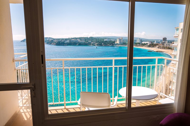 Superior szoba kétszemélyes ággyal és erkéllyel, kilátással a tengerre