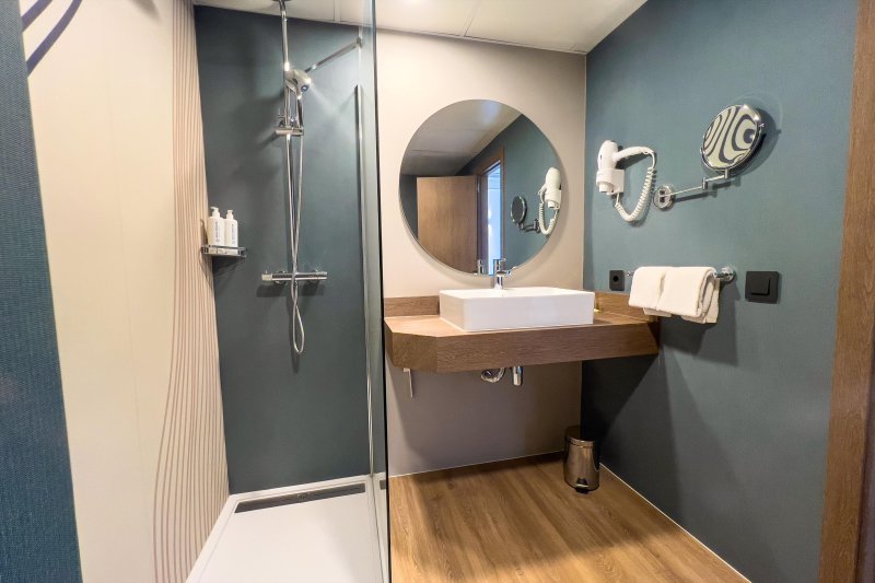 Superior kétágyas szoba tengerre néző fürdőszobával