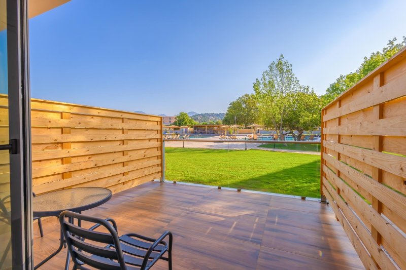 Családi szoba, kilátással a medencére, terasz