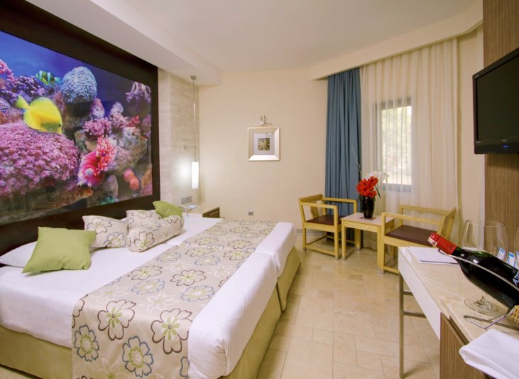 Klubszoba kétszemélyes ággyal