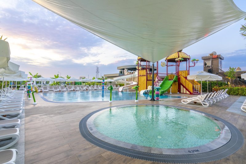 Kirman Calyptus Resort & Spa Side