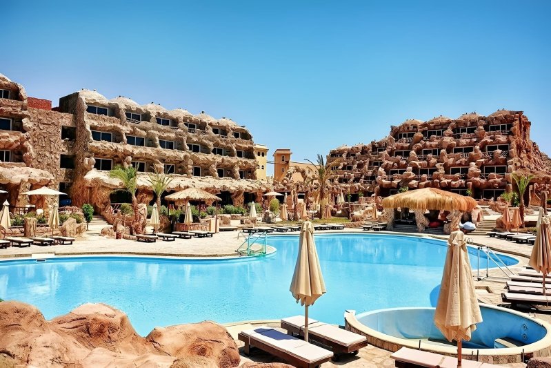 Hurghada utazás Caves Beach Resort
