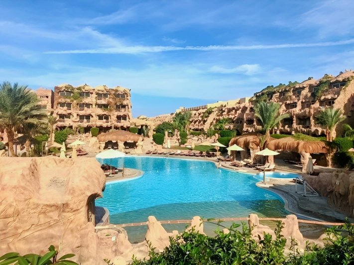 Hurghada utazás Caves Beach Resort