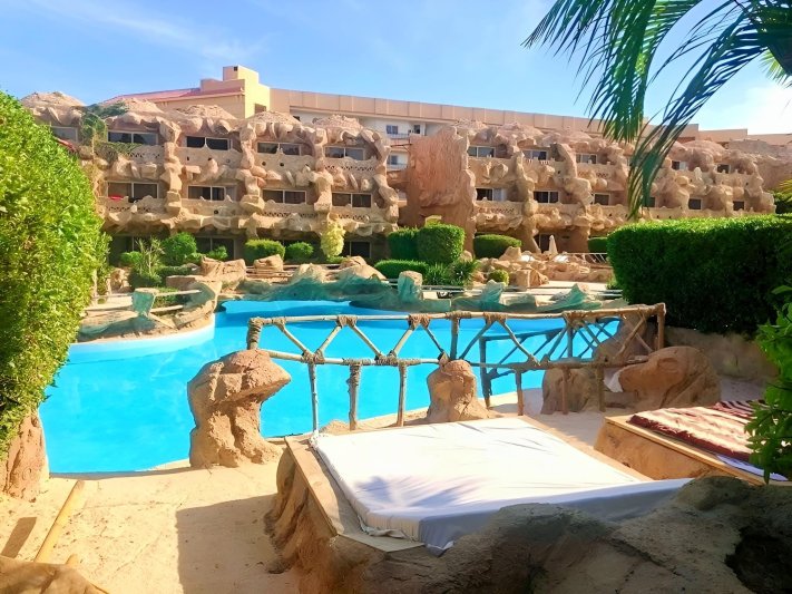 Hurghada utazás Caves Beach Resort