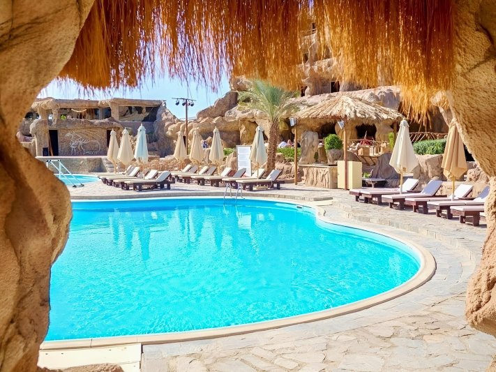 Hurghada utazás Caves Beach Resort