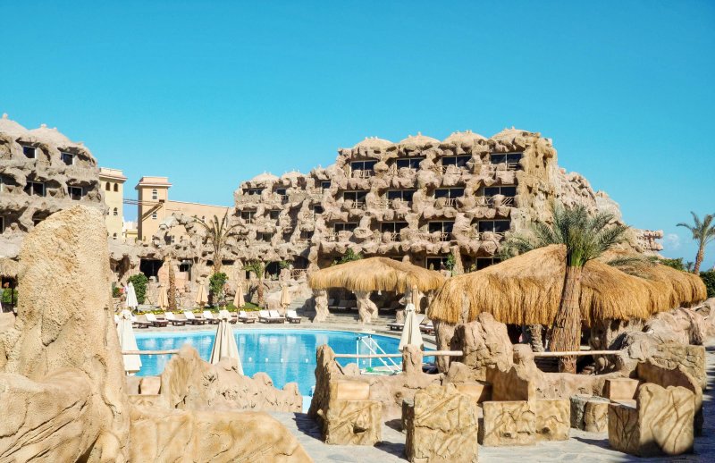 Hurghada utazás Caves Beach Resort