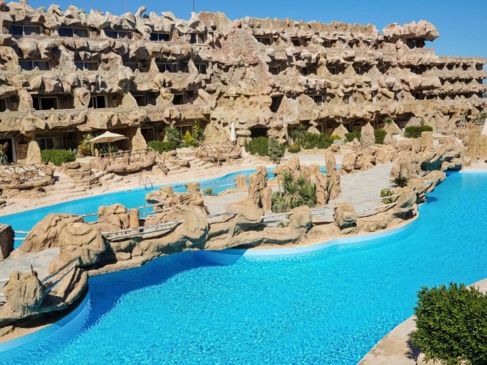 Hurghada utazás Caves Beach Resort
