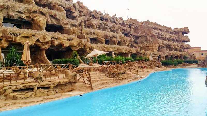 Hurghada utazás Caves Beach Resort