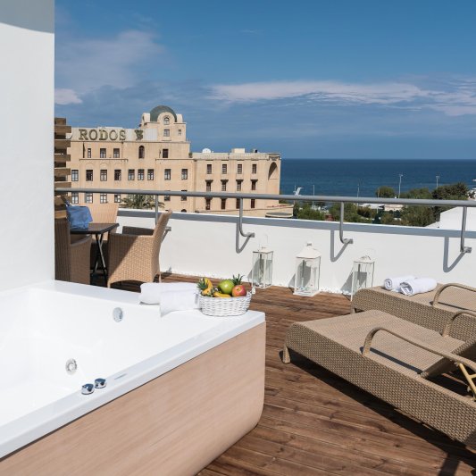 Home fotó junior lakosztály jacuzzival a városközpontban