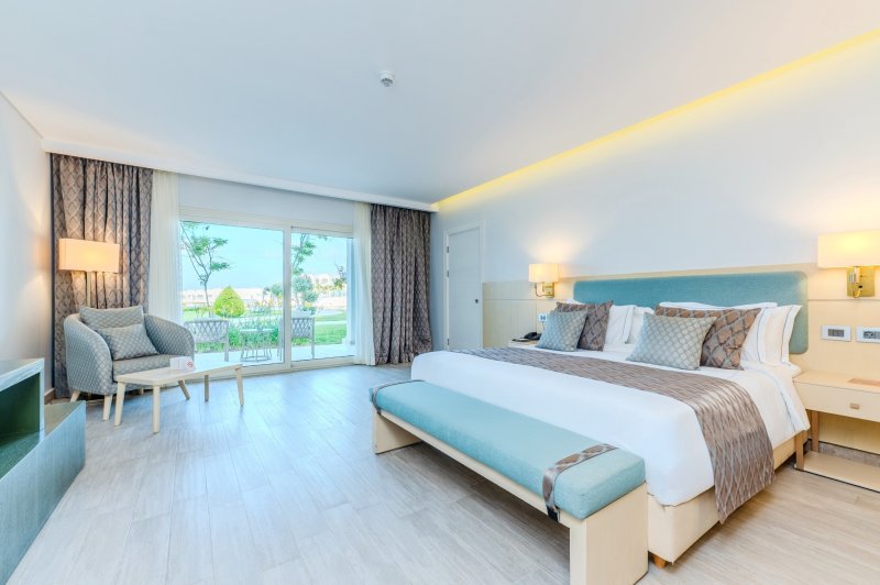 Deluxe szoba kétszemélyes ággyal és kilátással a kertre