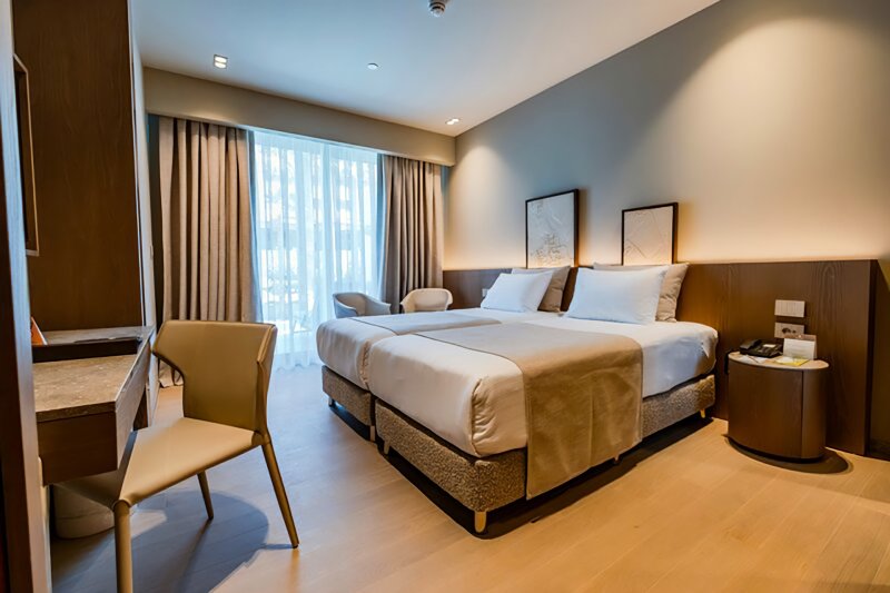 Kétágyas szoba, közvetlen úszómedencével