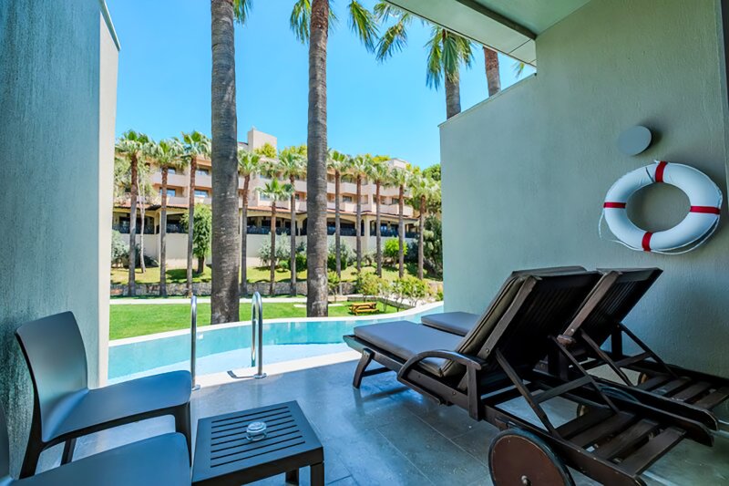 Kétágyas szoba, közvetlen medencés kilátással - terasz