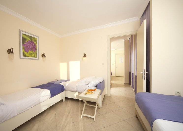 Családi szoba - kilátással a medencére