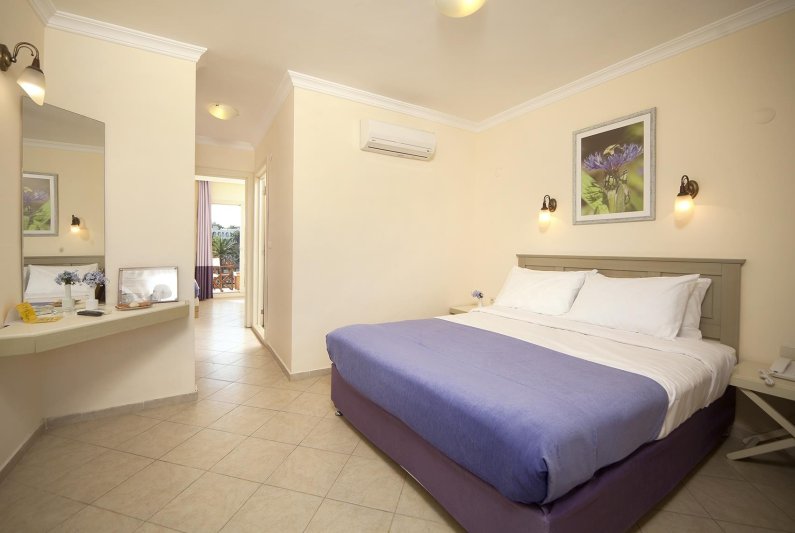 Családi szoba - kilátással a medencére