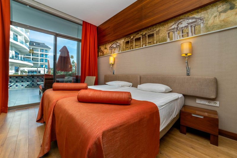 Lakosztály, közvetlen úszómedencével