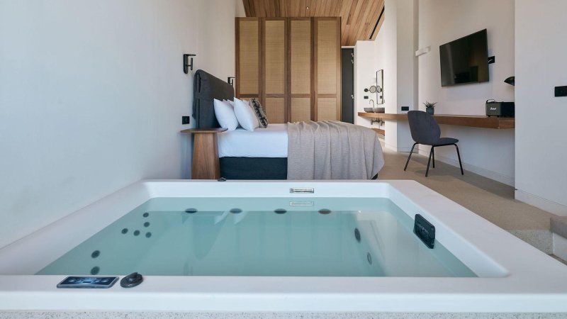 Emeleti lakosztály pezsgőfürdővel