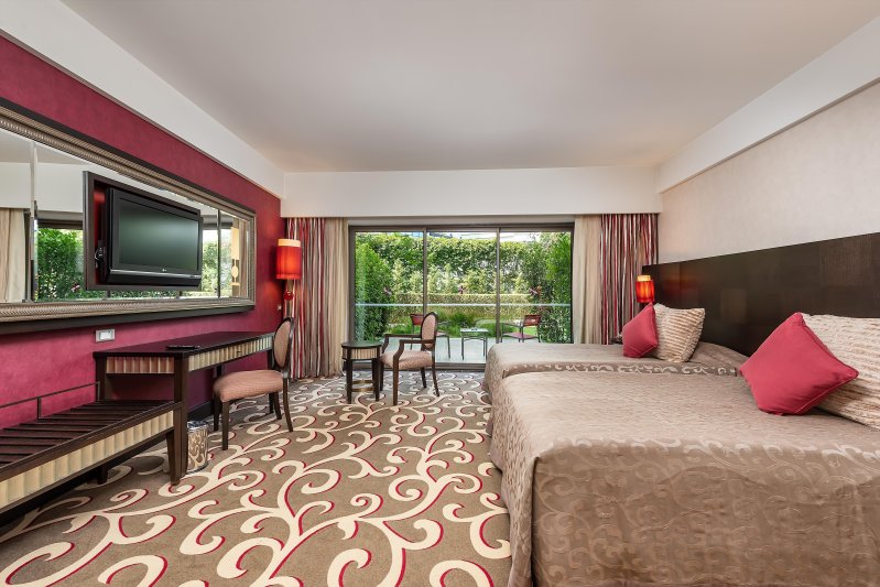 Családi szoba kertre néző kilátással