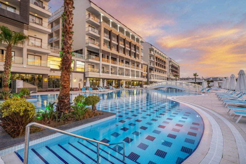 Diamond Deluxe Hotel Side
