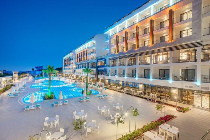 Diamond Deluxe Hotel Side