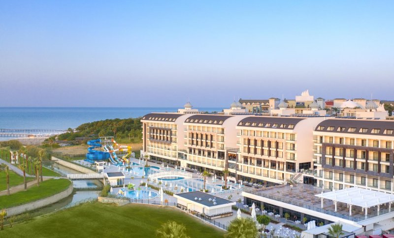 Diamond Deluxe Hotel Side