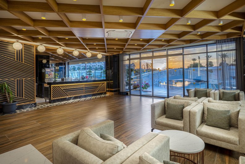 Diamond Deluxe Hotel Side