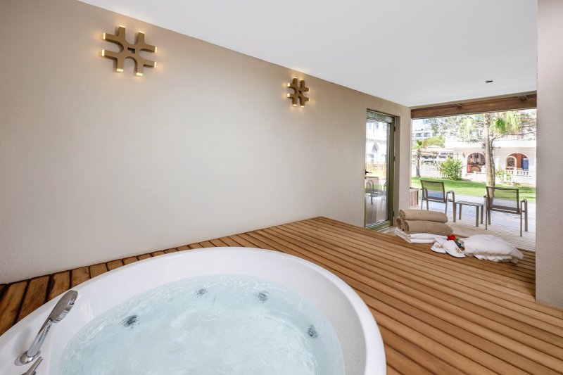 Lakosztály úszómedencével