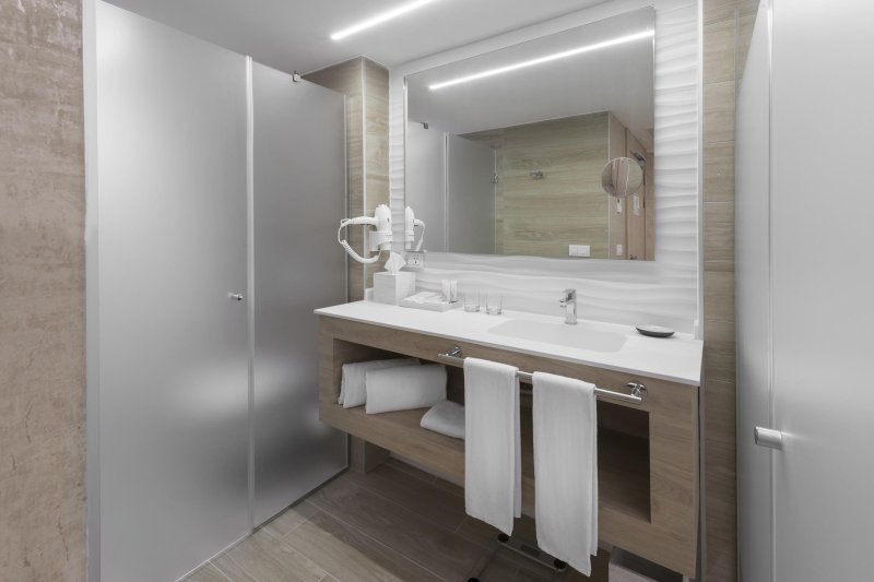 Kétágyas szoba Zeus, oldalról tengerre néző kilátással, fürdőszoba