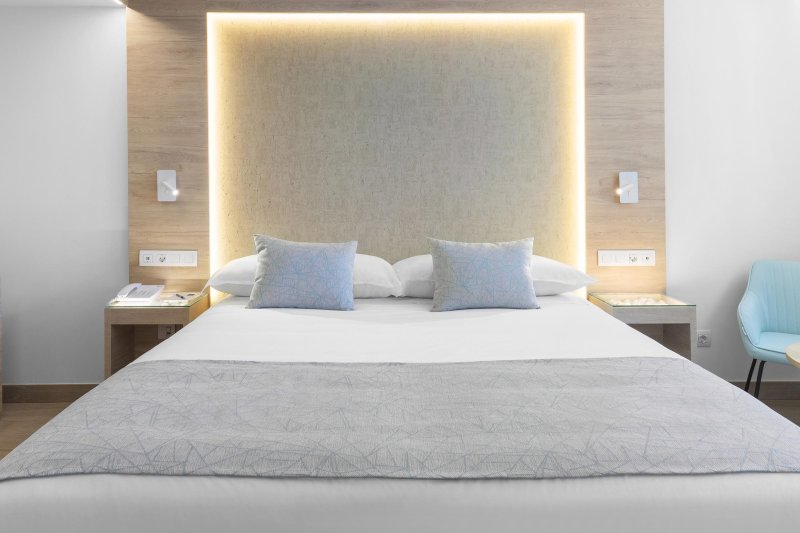 Zeus szoba kétszemélyes ággyal, oldalról tengerre néző kilátással