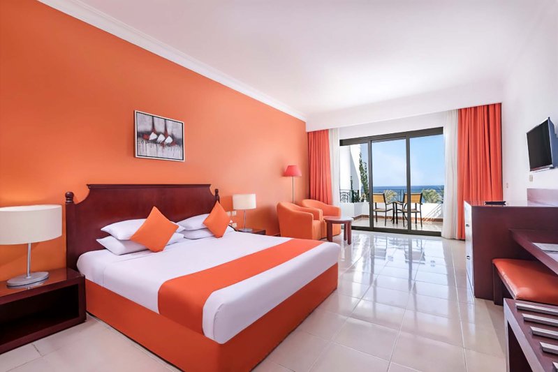 Kétágyas szoba oldalról tengerre néző kilátással