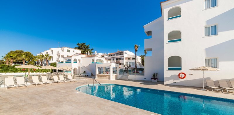 Medence- és lakosztályépületek