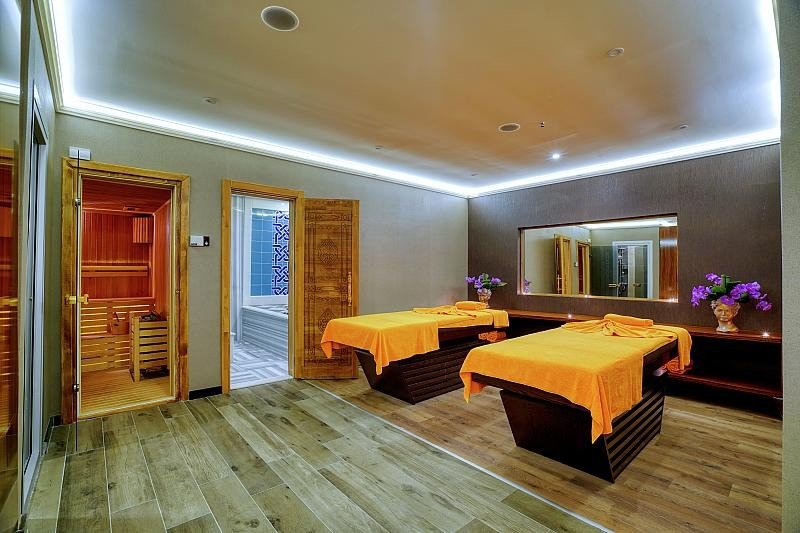 Antalya utazás Grand Park Lara