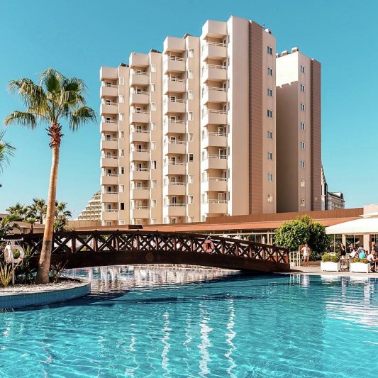 Antalya utazás Grand Park Lara