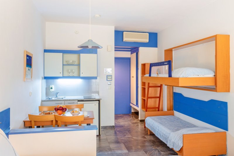 Négyágyas szoba konyhasarokkal