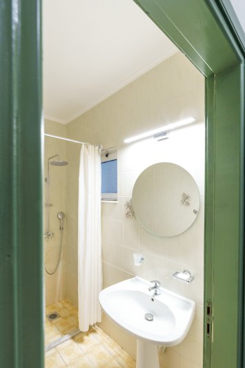 Stúdió, fürdőszoba