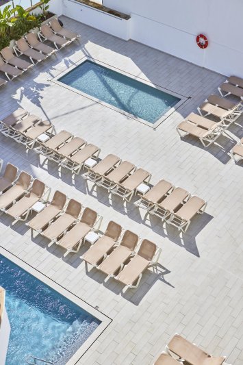 Kétágyas szoba, kilátással a medencére