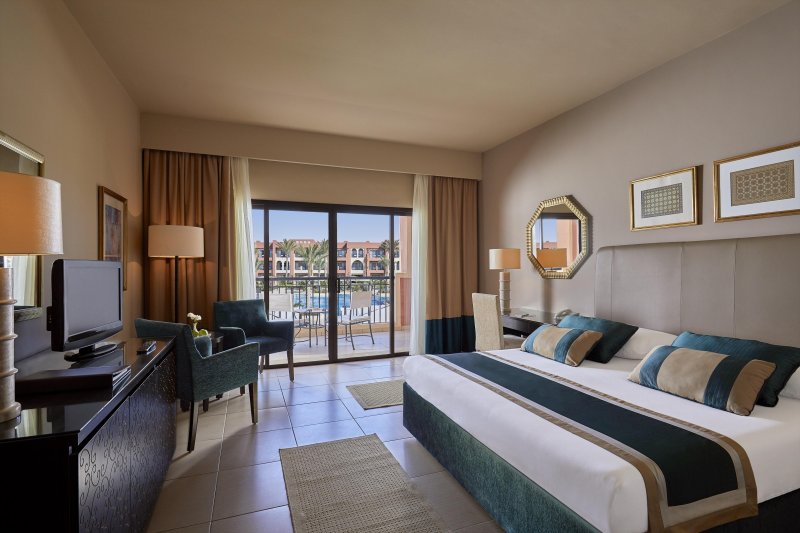 Superior kétágyas szoba medencére néző