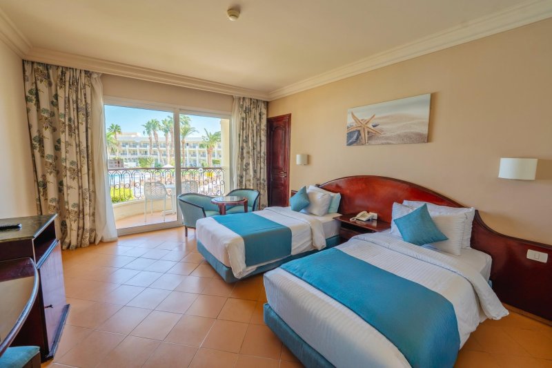 Standard szoba, kilátással a medencére